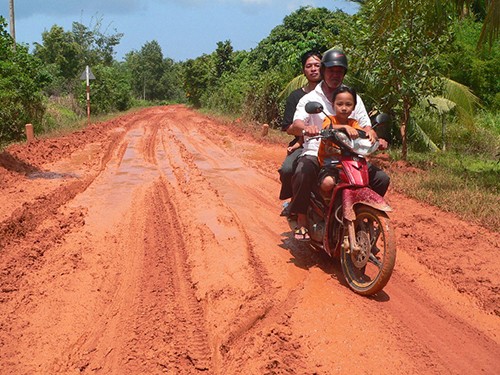 A mud road on Phu Quoc Island in Kien Giang Province (Photo: NLD) A mud road on Phu Quoc Island in Kien Giang Province (Photo: NLD)